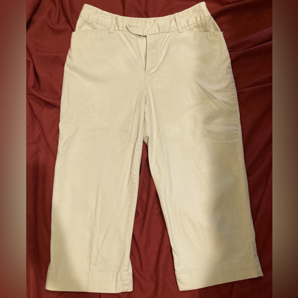 St John’s Bay cropped khaki pants. Women’s size 6.